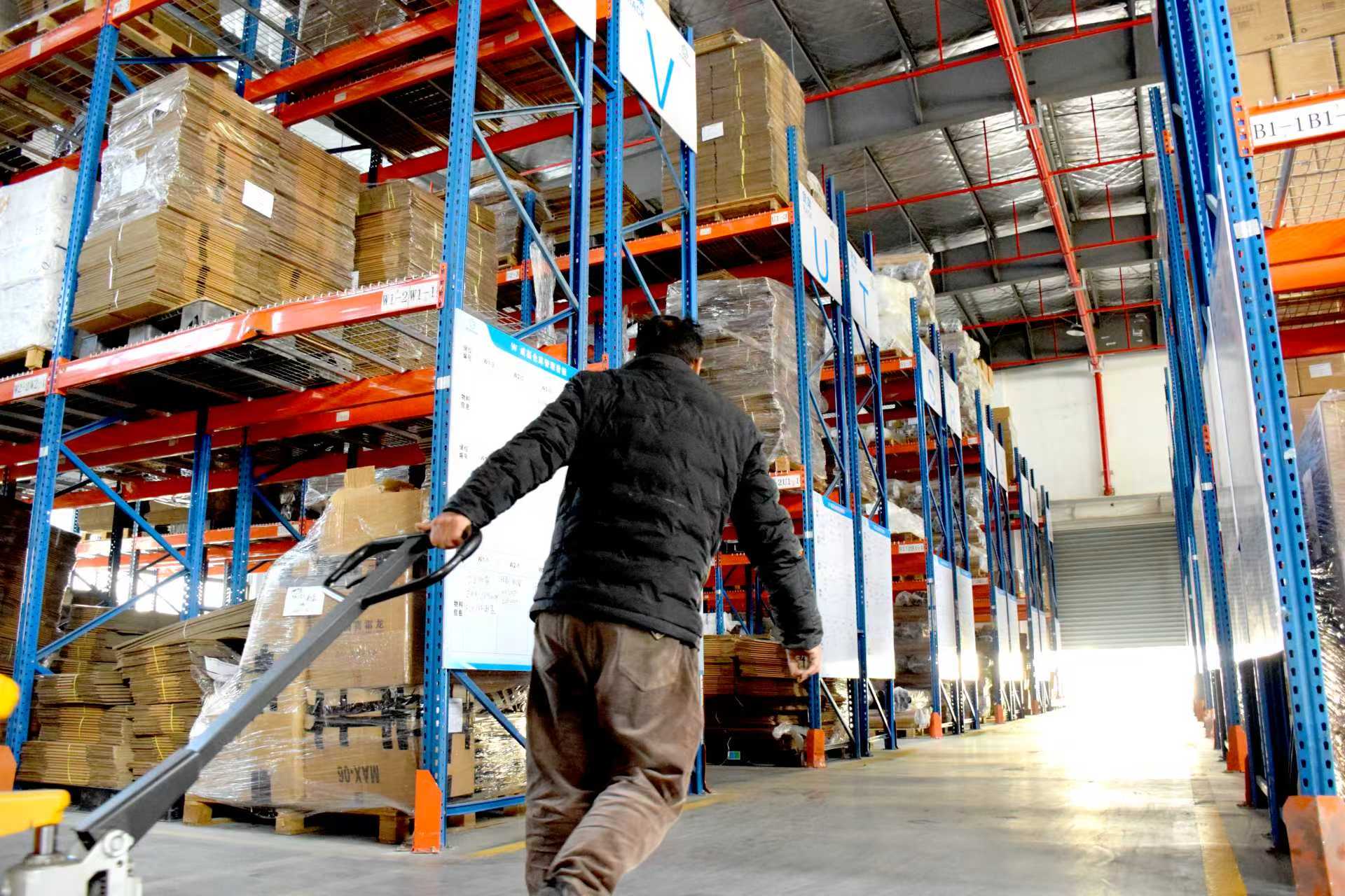 預(yù)成型標(biāo)線帶生產(chǎn)庫房